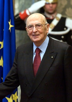 il Presidente Napolitano in primo piano, sullo sfondo la bandiera europea