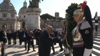 Il Presidente Napolitano depone una corona all'Altare della Patria nel 69° Anniversario della Liberazione
