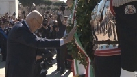 Il Presidente della Repubblica Giorgio Napolitano depone una corona di alloro sulla Tomba del Milite Ignoto 