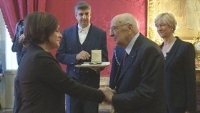 Il Presidente Giorgio Napolitano consegna a Martina Giangrande, figlia del Maresciallo dei Carabinieri, Giuseppe Giangrande, ferito il 28 aprile 2013 nei pressi di Palazzo Chigi, l'Onorificenza di Cavaliere dell'OMRI 