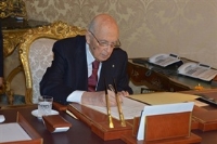 Il Presidente Napolitano firma l'atto di dimissioni dalla carica