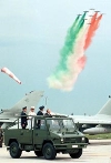 Visita alla Regione Veneto - Passaggio in rassegna, a bordo di un automezzo VM90, dei veivoli impegnati nelle operazioni nell'ex Jugoslavia schierati all'aeroporto di Istrana.