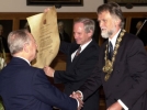 Il Presidente Ciampi riceve il diploma di laurea "honoris causa" dal Rettore dell'Università di Lipsia Prof. Volker Bigl; al centro, il Decano della Facoltà di Scienze Economiche Prof. Rautenberg.