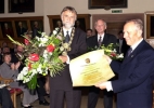 Il Presidente Ciampi mostra il diploma di laurea "honoris causa".