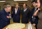 Il Presidente Ciampi osserva un prodotto lavorato da una ospite della Comunità, a destra nella foto. A fianco del Presidente Letizia e Gianmarco Moratti e Andrea Muccioli.