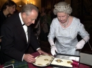 S.M. la Regina Elisabetta II conferisce al Presidente Ciampi la più alta onorificenza britannica (l'Ordine del Bagno) destinata ai Capi di Stato.
