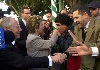 Il Presidente Ciampi e la moglie Franca salutati dai manifestanti davanti alla Sede del Comune di Cagliari.