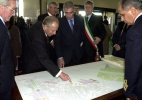 Il Presidente Ciampi, insieme al Presidente dell'Autorità Portuale Italo Ferrari ed al Sindaco di Cagliari Mariano Delogu, osserva una planimetria dei lavori del porto di Cagliari.