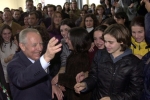 Il Presidente Ciampi saluta gli studenti della scuola "S.Satta" di Nuoro.