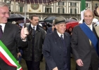 Il Presidente Ciampi al suo arrivo in piazza della Loggia, insieme al Sindaco Paolo Corsini ed al Presidente della Provincia Alberto Cavalli.