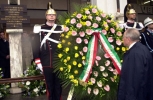 Il Presidente Ciampi in raccoglimento davanti alla stele che ricorda le vittime della strage in Piazza della Loggia.