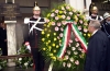 Il Presidente Ciampi in raccoglimento davanti alla stele che ricorda le vittime della strage in Piazza della Loggia.