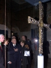 Il Presidente Ciampi e la moglie Franca durante la visita al Museo di Santa Giulia davanti alla Croce "detta di Desiderio", esposta alla Mostra "Il Futuro dei Longobardi".