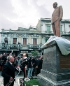  Il Presidente Ciampi scopre il monumento dello Statista Gaetano Martino sulla piazza omonima.