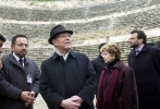 Il Presidente Ciampi con la moglie Franca in visita alla Cittadella, sullo sfondo i resti di un Tempio romano dedicato a Eracle.