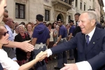 Il Presidente Ciampi salutato dai cittadini al suo arrivo al Palazzo della Federazione delle Cooperative.