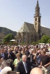 Il Presidente Ciampi con la moglie Franca attraversano piazza Walther salutati dalla gente.