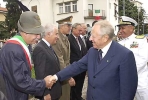 Il Presidente Ciampi accolto al suo arrivo in città dal Sindaco Gaetano Valenti e dalle massime Autorità civili e militari.