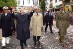 Il Presidente Ciampi, accompagnato dal Ministro della Difesa Antonio Martino, dal Capo di Stato Maggiore della Difesa Rolando Mosca Moschini e dal Consigliere Militare Sergio Biraghi, attraversa le strade della città rispondendo al saluto dei cittadini.