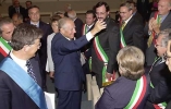 Il Presidente Ciampi al suo arrivo all'Auditorium del Conservatorio saluta i Sindaci della Provincia.