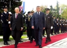 Il Presidente Ciampi con a fianco il Presidente della Repubblica Croata Stipe Mesic riceve gli Onori militari, durante la cerimonia di benvenuto al Palazzo Presidenziale.