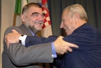  L'abbraccio tra il Presidente Ciampi ed il Presidente della Repubblica Croata Stipe Mesic.