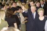 Il Presidente Ciampi insieme al Rettore dell'Università per stranieri Paola Bianchi De Vecchi , tra gli studenti dell'Ateneo