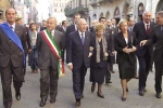 Il Presidente Ciampi in compagnia della moglie Franca ed insieme alle massime Autorità del luogo percorre corso Vannucci