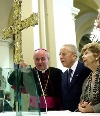 Il Presidente Ciampi con la moglie Franca osserva, insieme al Vescovo della Diocesi S.E.Vincenzo Paglia, un Crocifisso del 1200, posto sull'Altare del Duomo.