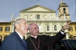 Il Presidente Ciampi al suo arrivo al Duomo, viene accolto dal Vescovo della Diocesi di Terni-Narni-Amelia S.E.Rev.ma Mons.Vincenzo Paglia.