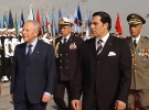 Il Presidente Ciampi e il Presidente della Repubblica Tunisina Ben Alì passano in rassegna un reparto che rende gli Onori militari.