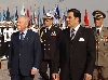 Il Presidente Ciampi e il Presidente della Repubblica Tunisina Ben Alì passano in rassegna un reparto che rende gli Onori militari.