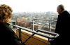 Il Presidente Ciampi con la moglie Franca sulla terrazza del grattacielo Daimler-Chrysler che domina Potsdamer Platz, punto focale delle realizzazioni architettoniche della "Nuova Berlino".