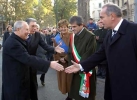 Il Presidente Ciampi al suo arrivo in piazza Vittorio Emanuele II viene accolto dal Presidente della Regione, dal Sindaco e dal Presidente della Provincia.