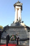 Il Presidente Ciampi rende omaggio al Monumento a Vittorio Emanuele II.