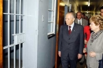 Il Presidente Ciampi  con la moglie Franca, all'interno del Penitenziario di Robben Island, davanti alla cella dove fu rinchiuso per 17 anni Nelson Mandela