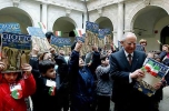 Il Presidente Ciampi con un gruppo di scolari, in occasione della visita nella città veneta.