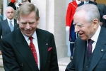 Il Presidente Ciampi con  il Presidente della Repubblica Ceca Vaclav Havel al termine dell'incontro al Quirinale, in occasione della visita di Stato in Italia