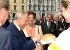 Il Presidente Ciampi al suo arrivo al Palazzo Presidenziale riceve il benvenuto ufficiale con l'offerta del pane e del sale, quale segno tradizionale di ospitalità.