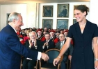 Il Presidente Ciampi si congratula con una giovane universitaria della Facoltà di Filosofia al termine del suo intervento.