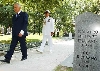 Il Presidente Ciampi, accompagnato dal Consigliere Militare Sergio Biraghi, subito dopo aver reso omaggio ai Caduti durante la guerra 1915-18 che riposano nel Cimitero di Samorin.