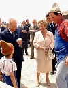 Il Presidente Ciampi in compagnia della moglie Franca si intrattiene con alcuni abitanti di Monte Baldo, in occasione dell'inaugurazione della nuova funivia