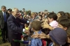 Il Presidente Ciampi tra i giovani, al suo arrivo a Larciano, in occasione della cerimonia in memoria dei Combattenti della Toscana caduti in guerra.