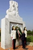 Il Presidente Ciampi depone una corona ai piedi del monumento in memoria dei Combattenti della Toscana caduti in guerra.