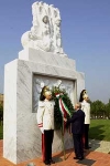 Il Presidente Ciampi depone una corona ai piedi del monumento in memoria dei Combattenti della Toscana caduti in guerra.