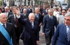 Il Presidente Ciampi, in corso Vittorio Emanuele, risponde al saluto dei cittadini.