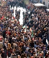 Corso Garibaldi gremita di cittadini durante l'arrivo del Presidente Ciampi e della moglie Franca.