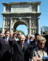 Il Presidente Ciampi in compagnia della moglie Franca durante la visita alla città. Sullo sfondo,l'Arco di Traiano.