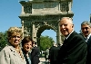 Il Presidente Ciampi con la moglie Franca davanti all'Arco di Traiano, in occasione della visita alla città. A lato della foto: il Presidente della Regione Campania Antonio Bassolino.