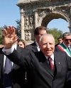 Il Presidente Ciampi risponde al saluto dei cittadini in occasione della visita alla città.